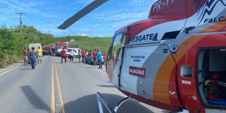 Grave acidente envolvendo um táxi de Maragogi deixa um morto e quatro feridos na Barra de Santo Antônio