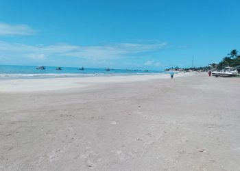 Domingo deserto na praia de Maragogi em respeito ao decreto