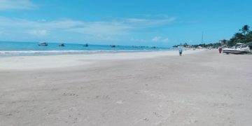 Domingo deserto na praia de Maragogi em respeito ao decreto