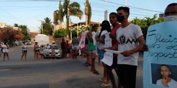 Família e amigos fazem apelo e protestam em frente ao 6° BPM para que autoridades se movimentem no caso de desaparecimento do jovem Wallisson Bernardo