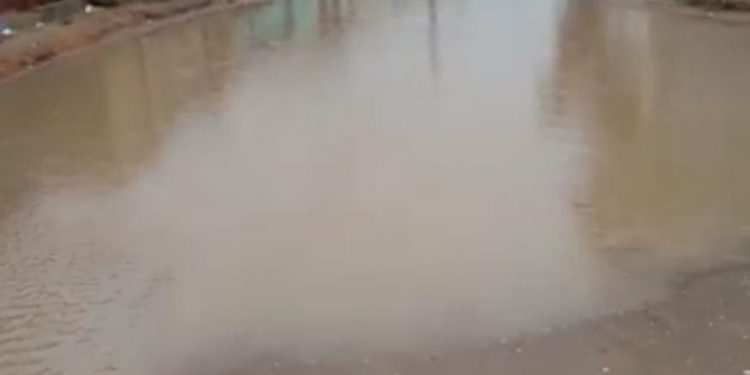 Morador de São Bento reclama da falta de calçamento em sua rua durante as fortes chuvas