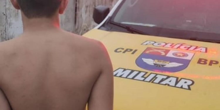 Dois homens são detidos após baterem em viatura e tentarem fugir de abordagem policial