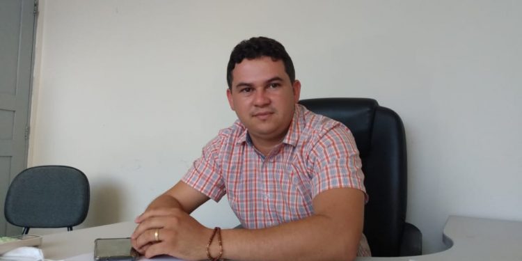 Vereador Júnior de Jozemir diz que projetos na câmara estão em andamento e que vereador Paulo Nunes está equivocado