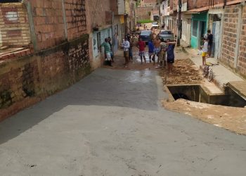 Moradores do Aviário realizam calçamento da própria rua