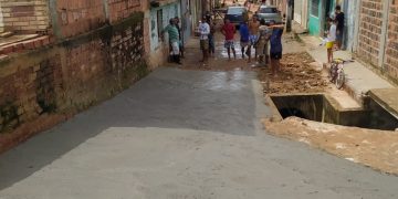 Moradores do Aviário realizam calçamento da própria rua