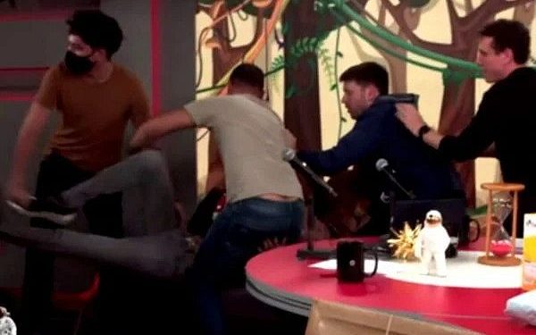 Vídeo: apresentador do Pânico troca socos com convidado ao vivo