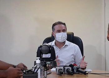 Dois dias após decreto, governo de AL recua, fecha praias e muda horário do Comércio