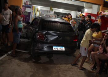 Em acidente, veículo invade mercadinho em São Bento