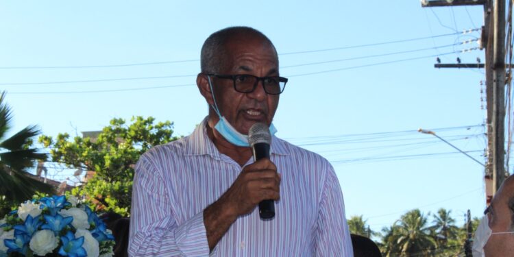 Prefeito Déo antecipa pagamento e quebra paradigma na cidade de Japaratinga