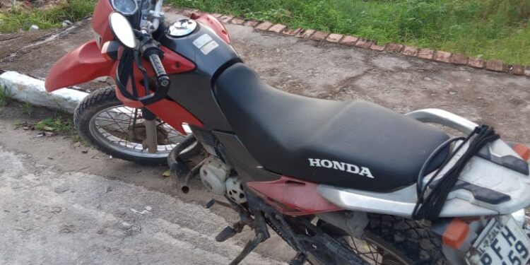 Acusado de roubo é espancado por populares; veículo foi recuperado