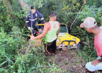 Buggy perde o controle e cai em ribanceira em São Miguel dos Milagres