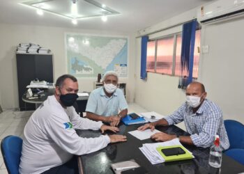 Em reunião com engenheiro do DER, Rodrigo Lira, da SMTT, solicita mais quebra-molas para a cidade de Maragogi