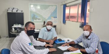 Em reunião com engenheiro do DER, Rodrigo Lira, da SMTT, solicita mais quebra-molas para a cidade de Maragogi