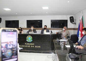 Na Câmara, prefeito Sérgio Lira entrega Plano Diretor; vereadores elogiam o projeto