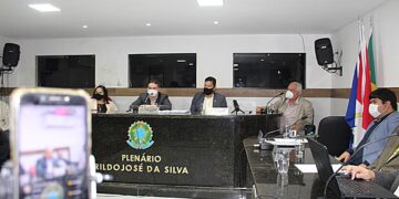 Na Câmara, prefeito Sérgio Lira entrega Plano Diretor; vereadores elogiam o projeto