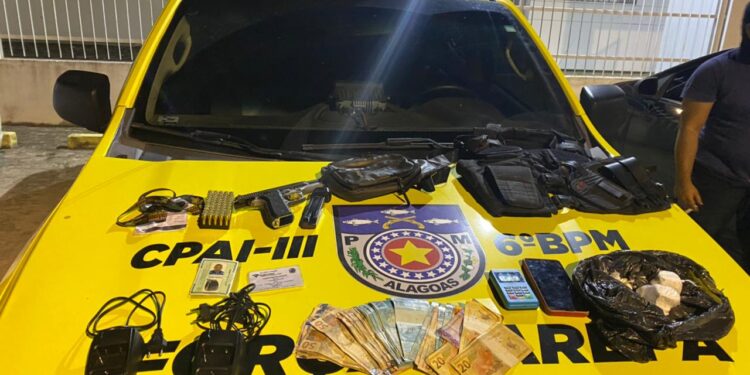 VÍDEO- Dupla é presa com pistola .40, cocaína e mais de dois mil reais em espécie em Milagres