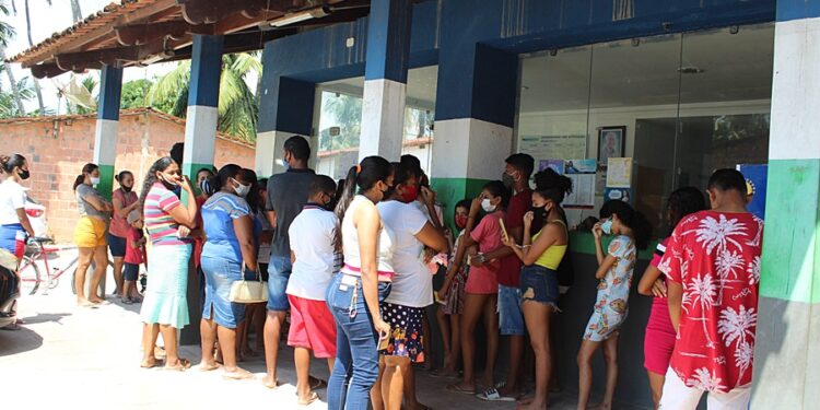 Após descentralização de imunizante, crianças de 12 anos ou mais lotaram posto médico em São Bento