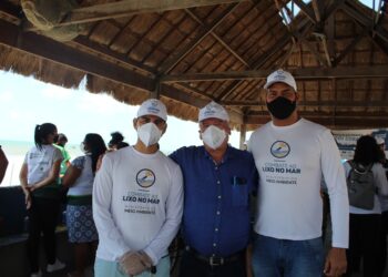 No Dia Mundial da Limpeza, secretarias realizam mutirão na praia de Maragogi