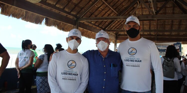 No Dia Mundial da Limpeza, secretarias realizam mutirão na praia de Maragogi