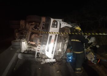 Carreta tombada na BR-423