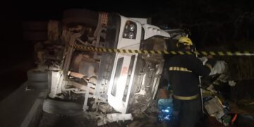 Carreta tombada na BR-423