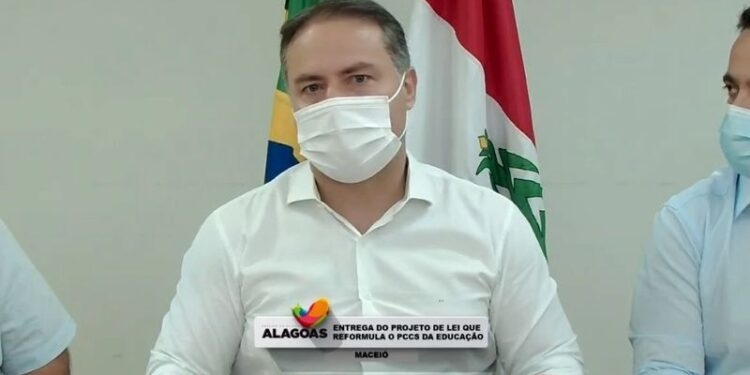 Governador Renan Filho na ocasião da entrega do PL