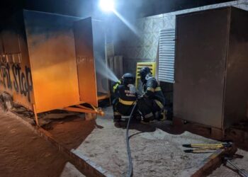 Trailer de lanches pega fogo na praia de Barra Grande, em Maragogi; Bombeiros contiveram o incêndio