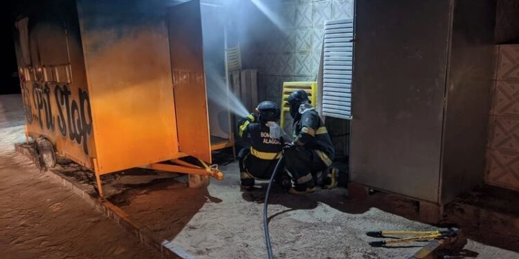 Trailer de lanches pega fogo na praia de Barra Grande, em Maragogi; Bombeiros contiveram o incêndio