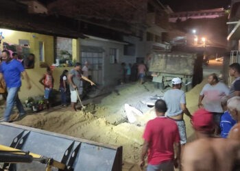 Caçamba desencalhada na Grota