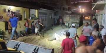 Caçamba desencalhada na Grota