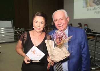 Primeira-dama Márcia Fidélis recebe prêmio Selma Bandeira