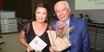 Primeira-dama Márcia Fidélis recebe prêmio Selma Bandeira