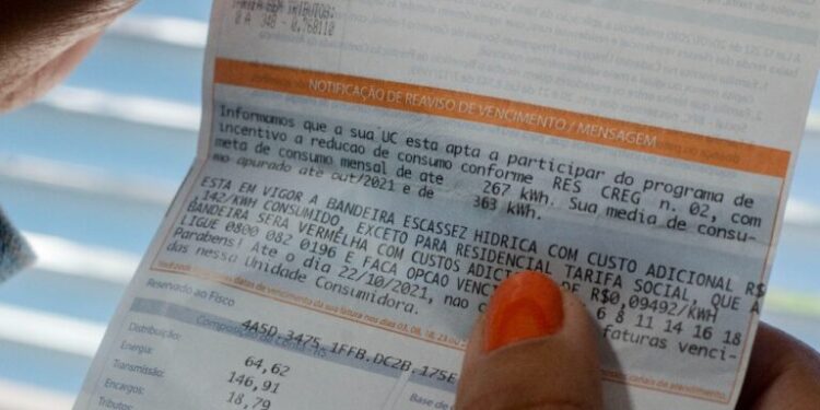Equatorial orienta alagoanos sobre como funciona o Programa de Incentivo à Redução Voluntária que dá descontos na conta de luz