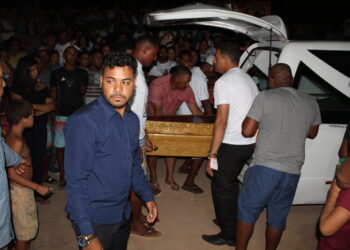 O último adeus de Poliana; multidão acompanha o velório