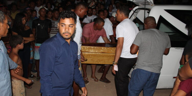 O último adeus de Poliana; multidão acompanha o velório