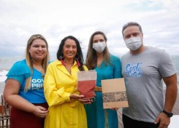 Prefeito e governador visitam set de gravação na praia de São Bento, em Maragogi