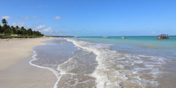 Maragogi: Homem se afoga e é salvo por banhistas na Praia de Peroba