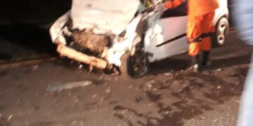 Japaratinga: Colisão entre carro e ônibus deixa homem preso às ferragens