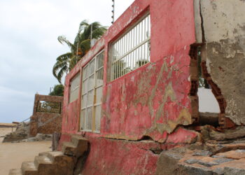 Muro de residência danificado pode cair a qualquer momento na praia de São Bento