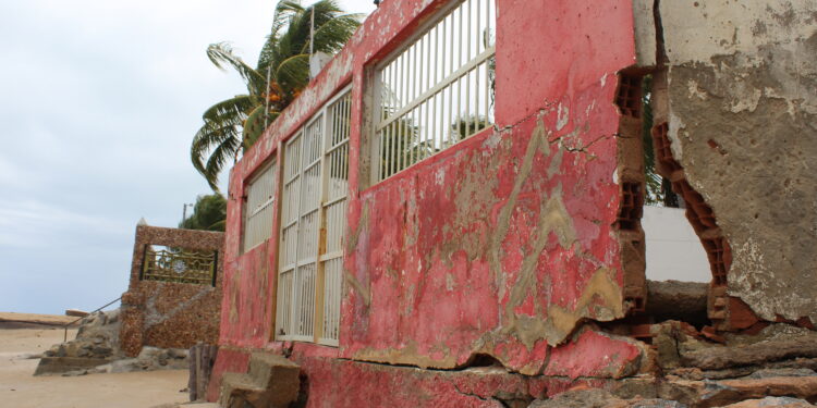 Muro de residência danificado pode cair a qualquer momento na praia de São Bento