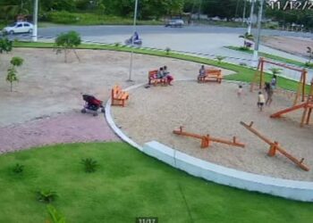 Parquinho de galeria se torna atração noturna em Ponta de Mangue