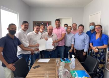 Maragogi: Prefeito entrega Projeto de Lei sobre o PCCS da Saúde ao Presidente da Câmara.