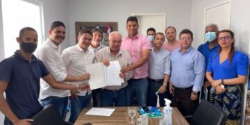 Maragogi: Prefeito entrega Projeto de Lei sobre o PCCS da Saúde ao Presidente da Câmara.