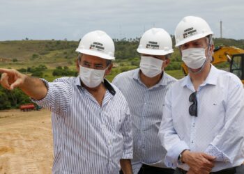 Governador em exercício visita obras do aeroporto de Maragogi