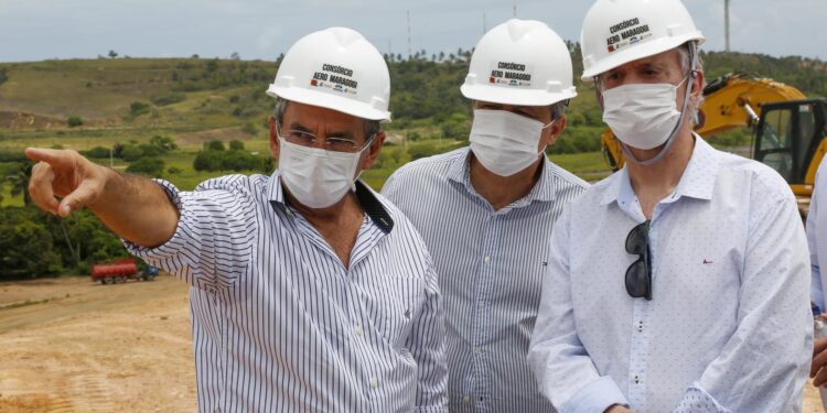Governador em exercício visita obras do aeroporto de Maragogi