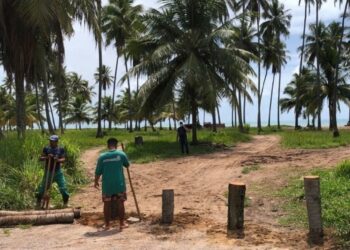 Prefeitura de Japaratinga fecha acessos irregulares às praias do município