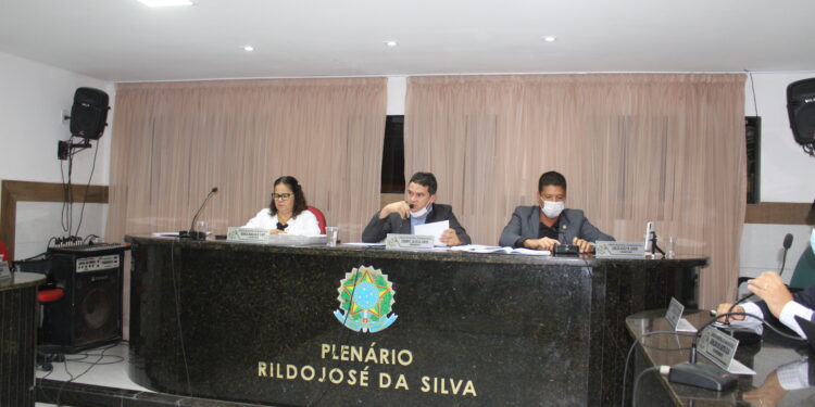 Vereadores aprovam rateio do FUNDEB e PCCS da Saúde em Sessão Extraordinária