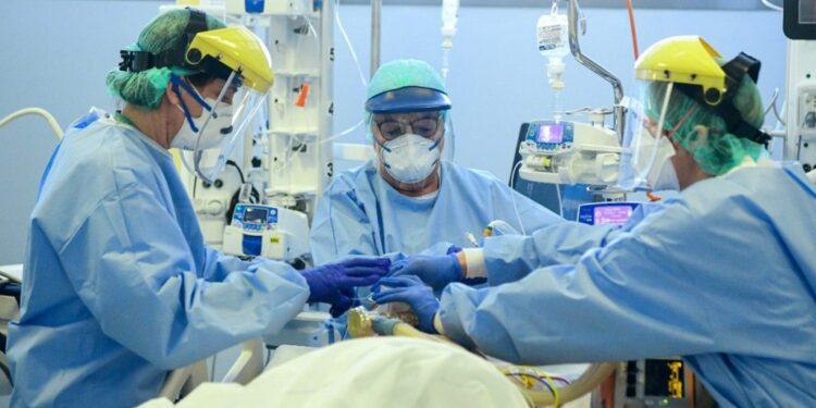 Número de internados em UTI por covid-19 quase quadruplica em Alagoas