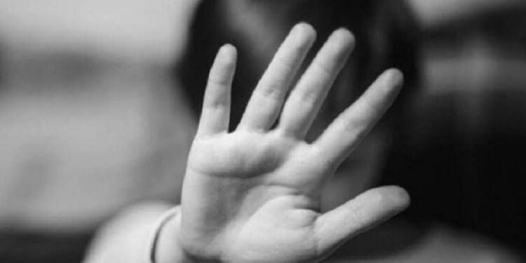 Homem é preso após ser flagrado se masturbando diante da filha de 12 anos