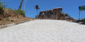 Prefeito realiza sonho da gestão anterior ao calçar ladeira do Mosteiro de São Bento